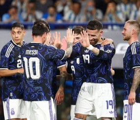 5-0!阿根廷5连胜:梅西破门 主动让点球 38岁老将洒泪告别|莱昂内尔·梅西|尼古拉斯·奥塔门迪|赞比亚|阿尔瓦雷斯|阿尔马达_新浪体育_新浪新闻