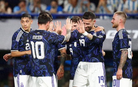 5-0！阿根廷5连胜：梅西破门 主动让点球 38岁老将洒泪告别|莱昂内尔·梅西|尼古拉斯·奥塔门迪|赞比亚|阿尔瓦雷斯|阿尔马达_新浪体育_新浪新闻